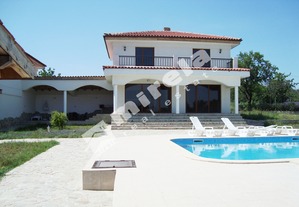 Луксозна къща под наем в град Варна, в местност Горна Трака, 200 кв.м (застроена площ + идеални части),
				
				Наем 
						€ 500
						 /на месец