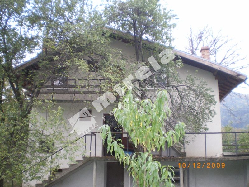 Къща в подножието на Стара планина, на 25 км от Троян, 350 кв.м,
				
				
						€ 28 000
						 