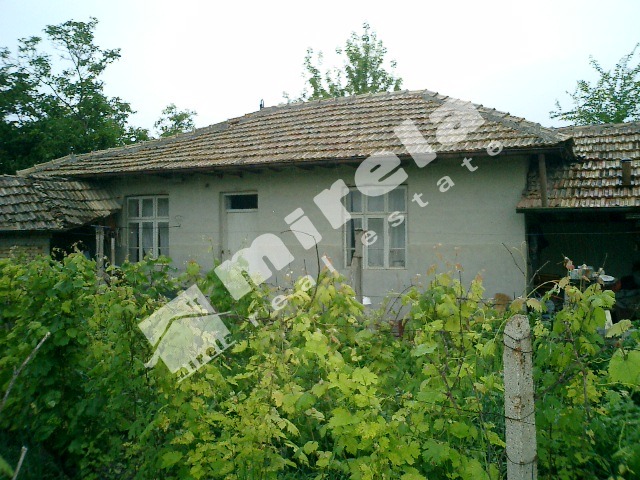 Продава стара къща на 48 км по магистралата Варна - София, на 20 мин. от летище Варна, село Невша, 60 кв.м (застроена площ + идеални части),
				
				
						€ 9 900
						 