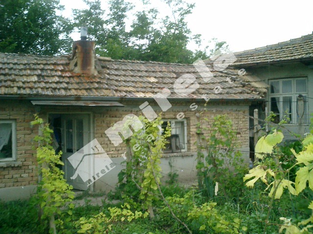 Продава стара къща на 48 км по магистралата Варна - София, на 20 мин. от летище Варна, село Невша, 60 кв.м (застроена площ + идеални части),
				
				
						€ 9 900
						 