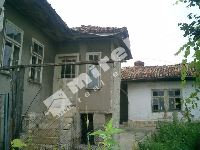 Продава стара селска къща в село Стефан Караджа, общ. Вълчи Дол, в центъра на селото, 110 кв.м (застроена площ + идеални части),
				
				
						€ 10 000