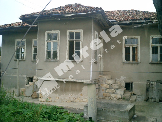 Продава стара селска къща в село Стефан Караджа, общ. Вълчи Дол, в центъра на селото, 110 кв.м (застроена площ + идеални части),
				
				
						€ 10 000