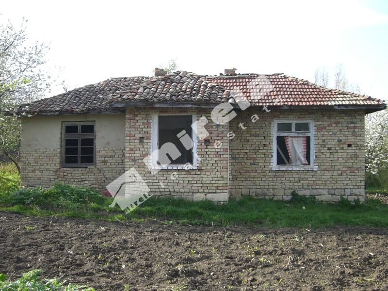Продава стара селска къща в село Стефан Караджа, общ. Вълчи Дол, обл. Варна, 50 кв.м (застроена площ + идеални части),
				
				
						€ 7 000
						 