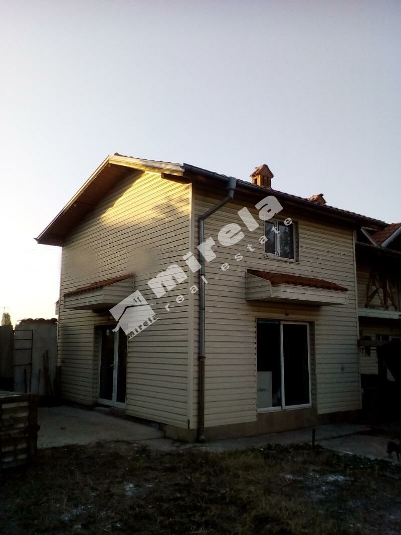 Реновирана съвременна къща в с. Казичене, на 10 км от София